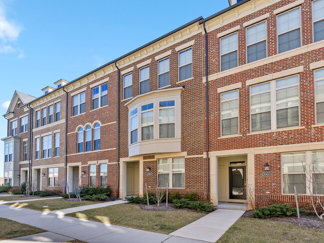 Building Photo - Stylish & Spacious Townhome in Ashburn’s S...