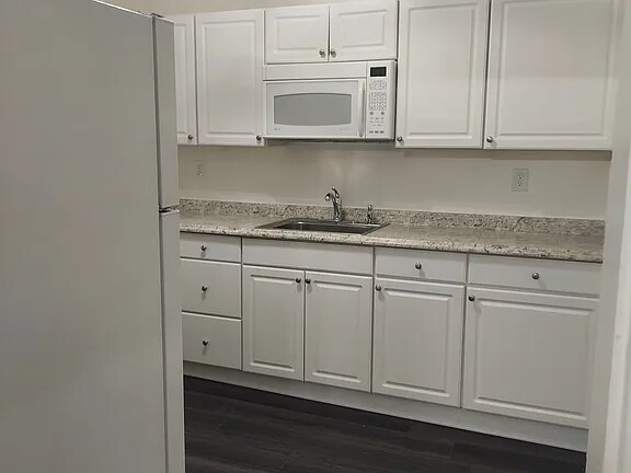 Building Photo - 2065 Beechmont Ave