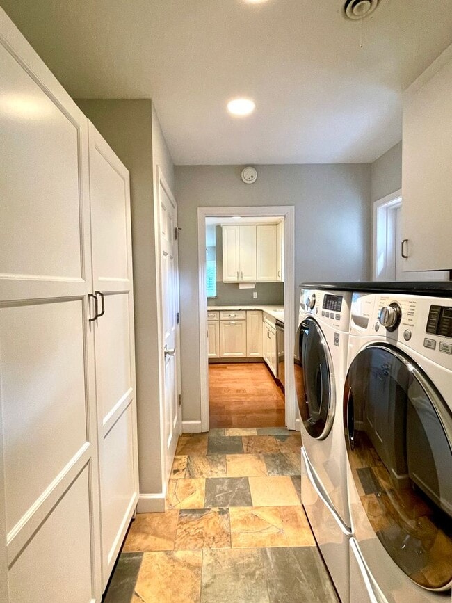 Building Photo - AVAIL IN AUGUST- Immaculate, 3/2 Home in M...
