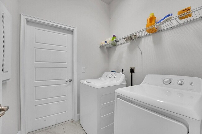Building Photo - 8600 Merano Ave