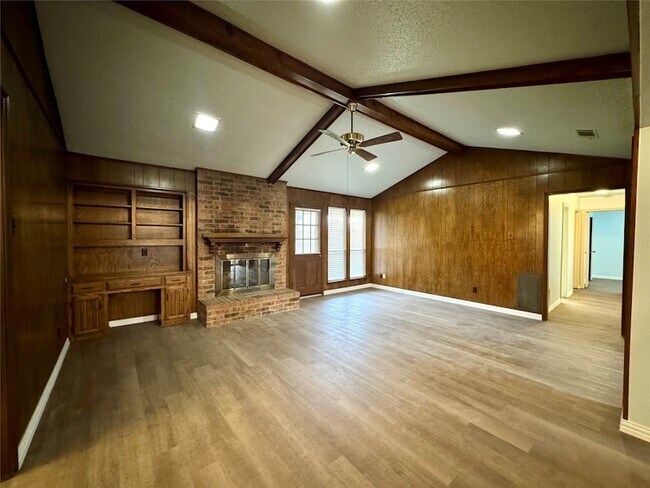 Building Photo - 1925 Glen Hill Dr