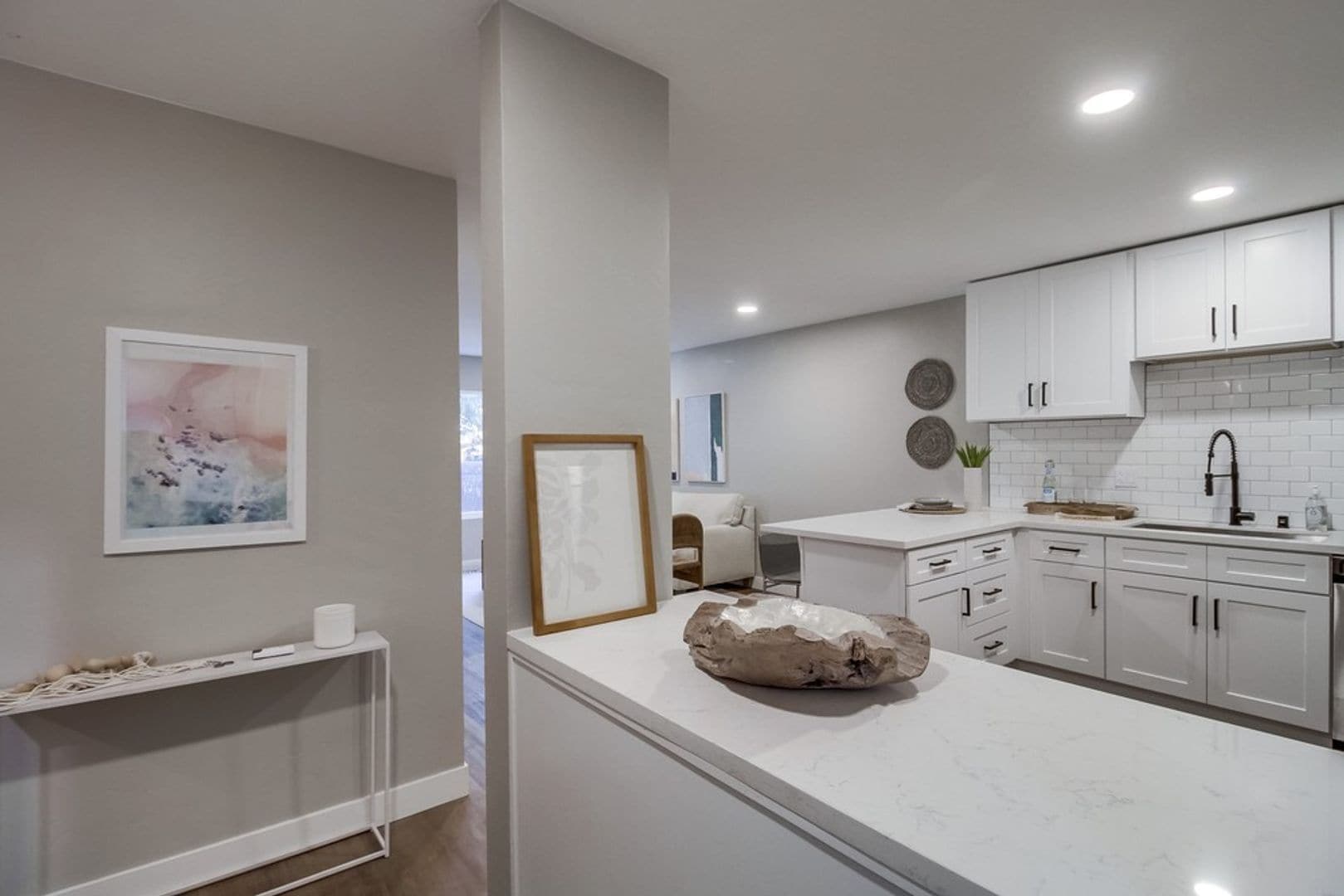 Interior Photo - Glo