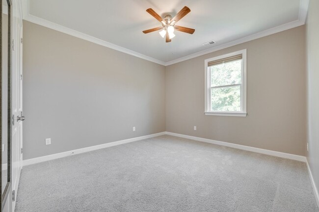 Building Photo - Gorgeous 4 bed 3.5 bath French country hom...