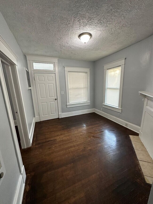 Building Photo - Fully Renovated 2/1 Single Family Ready to Move In!!!