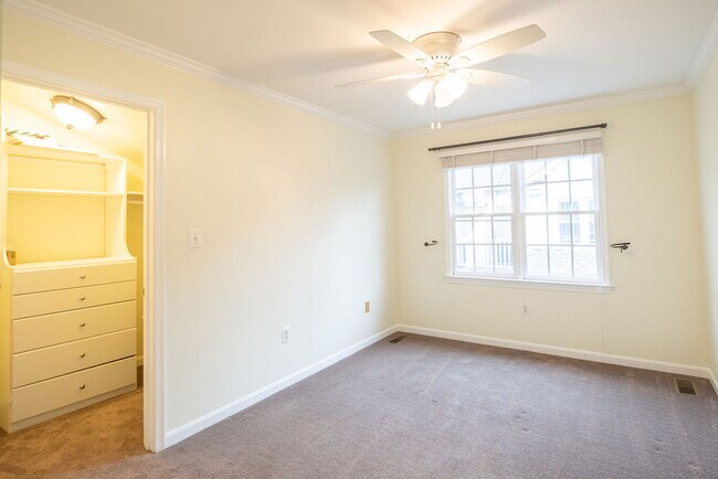 Building Photo - 719 N Vermont St