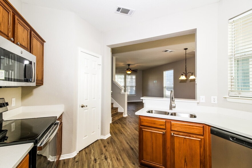 Building Photo - 9854 Cedarcrest Dr