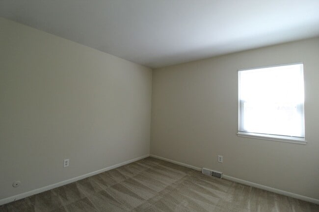 Building Photo - 2 Bedroom 1 Bath Duplex in the Westport Area