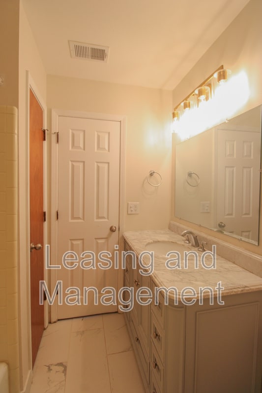 Building Photo - 305 Millcreek Dr