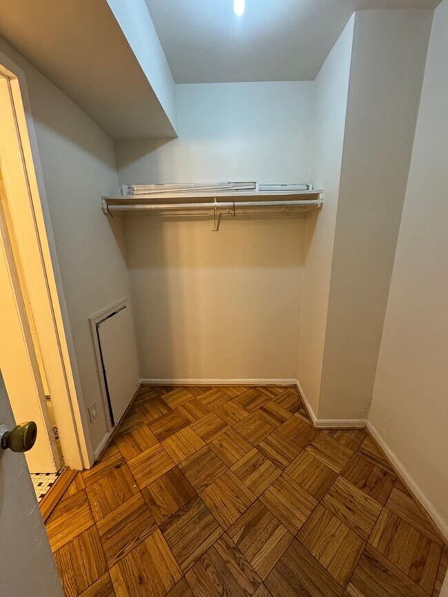 Building Photo - Studio in the Saxony Coop - 24/7 Front Des...