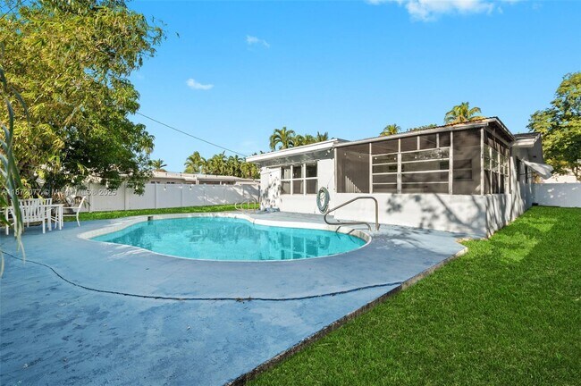 Building Photo - 3812 N Circle Dr