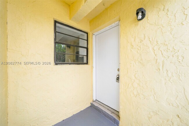 Building Photo - 9674 Fontainebleau Blvd