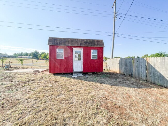 Building Photo - 3 Bed/1.5 Bath/2 car garage home in Midwest City.