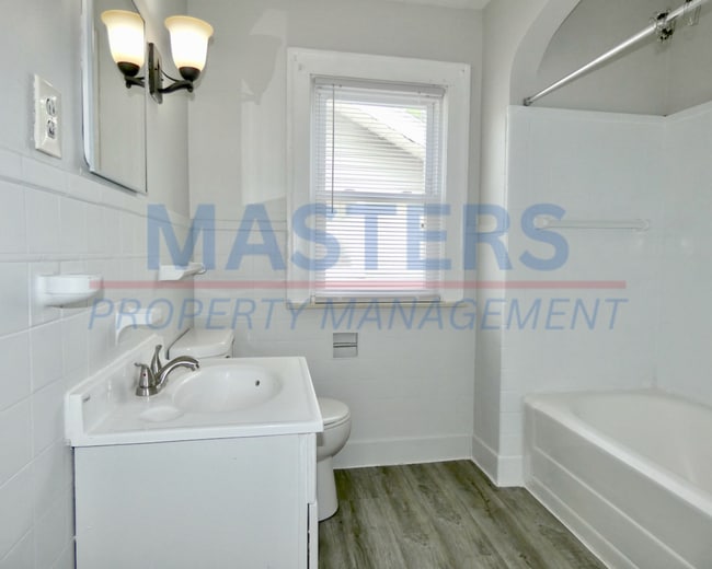 Building Photo - 3 Bedroom 1.5 Bathroom House