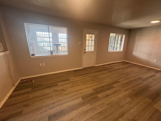 Building Photo - 520 Hidalgo St