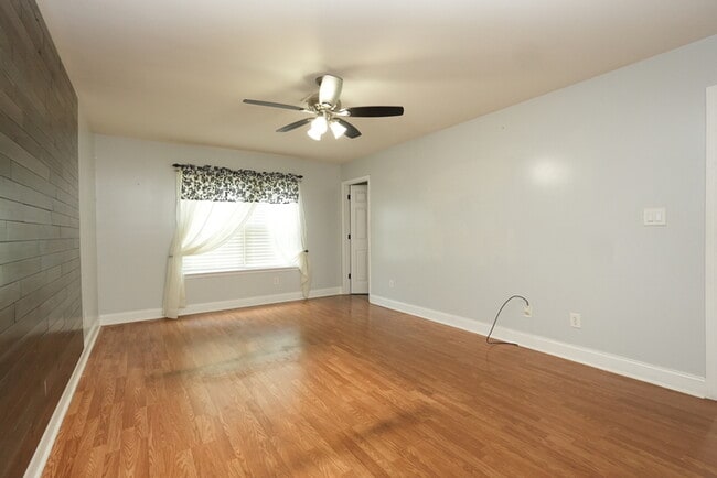 Building Photo - Spacious 3-bedroom, 2-bath home with a pri...