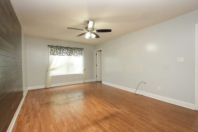 Building Photo - Spacious 4-bedroom, 2.5-bath home with a p...