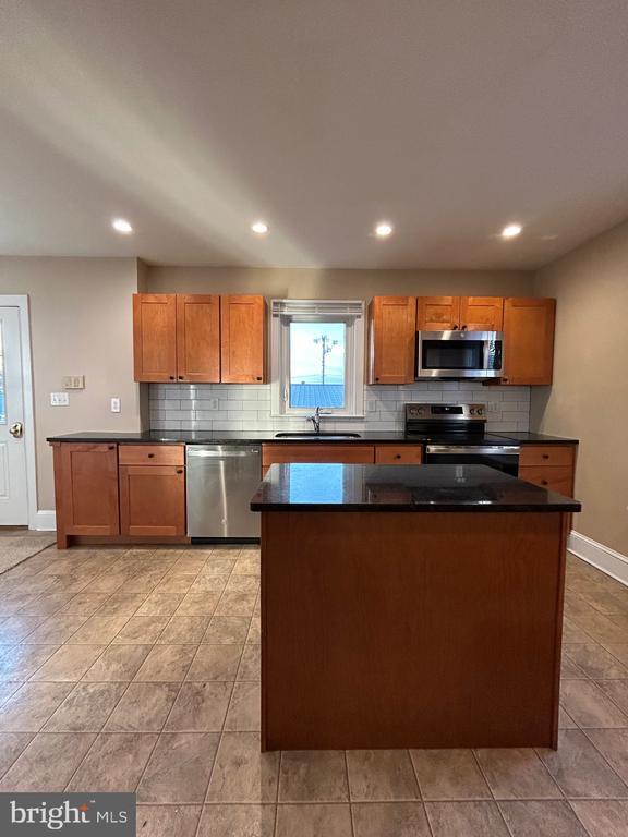 Building Photo - 424 Center St