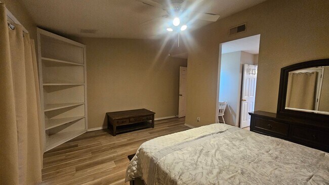 Building Photo - Great NW home with POOL & SOLAR!