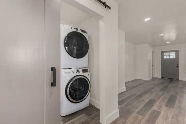 Building Photo - Modern 3-Bed, 2-Bath Home in Downtown Phoenix with Private Yard & Fire Pit