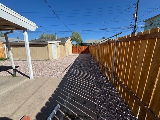 Building Photo - Adorable 4 Bedroom 2 Bathroom Single Famil...
