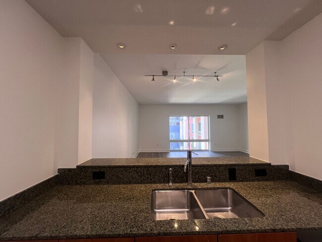 Building Photo - Epic REA - Spacious & Open floor plan 1BR +1BA in the Rincon Hill neighborhood