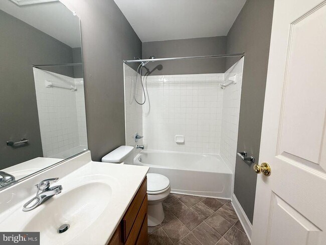 Building Photo - 204 Langley Ct