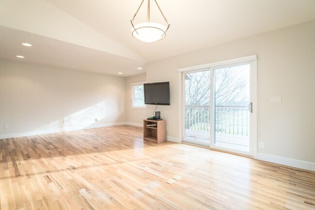 Building Photo - Escape to the Country, Spacious Contemporary in Wilsonville with Shop