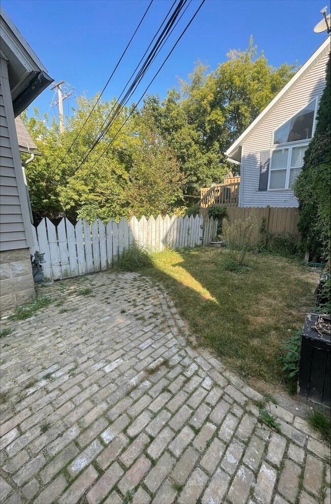 Building Photo - Private 2 Bedroom Cottage with Fenced Yard & In-Unit Laundry – Prime East Side Location!