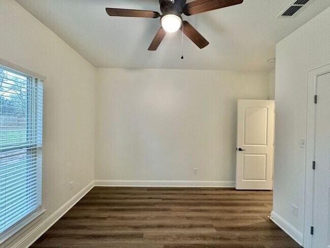 Building Photo - Stunning 3/2/2 on the Outskirts of Lindale!