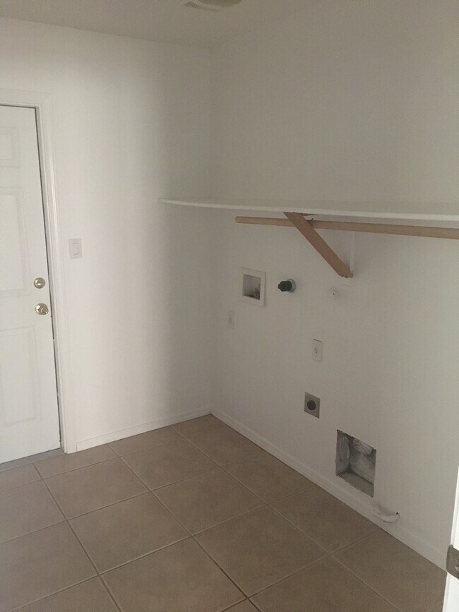 Building Photo - 808 7th St NE