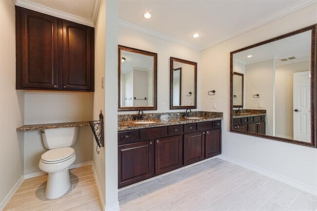 Building Photo - 17106 Summer Hollow Dr
