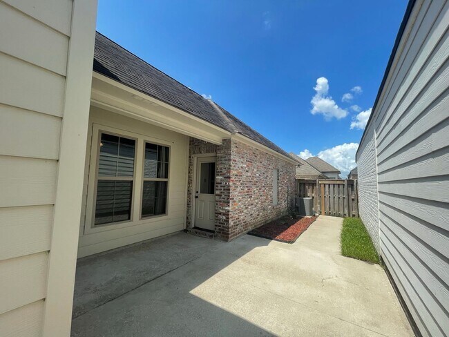 Building Photo - 3 Bedroom House off Nicholson with Community Pool