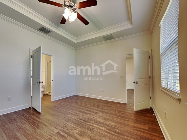 Building Photo - 1020 Island Pond Dr