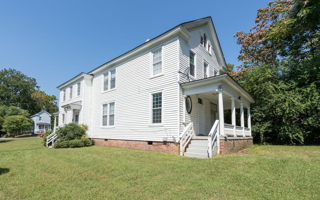 Building Photo - BEAUTIFUL Apartment in Downtown Suffolk!