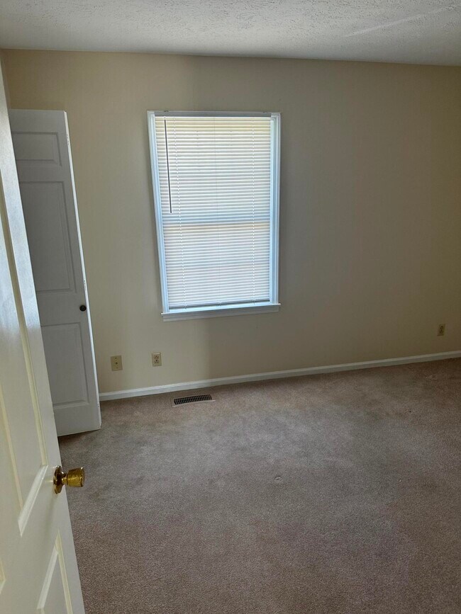Building Photo - 165 Landings Dr