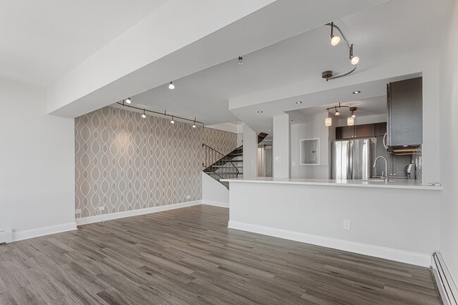 Building Photo - 6166 N Sheridan Rd