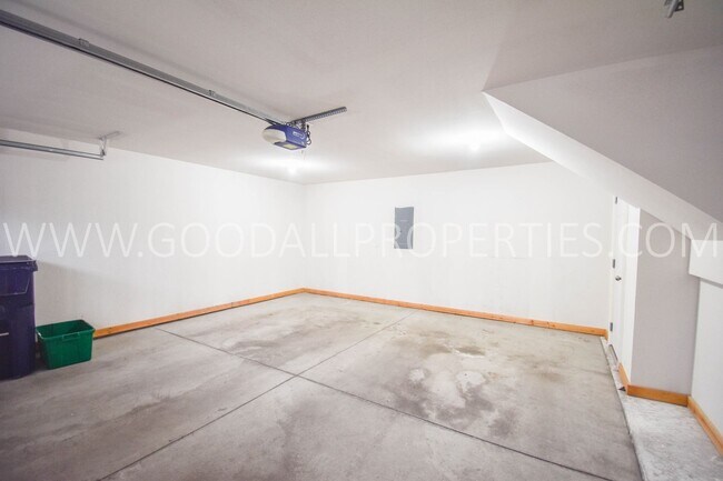 Building Photo - 2 Bedroom, 2 1/2 Bath Townhome in Urbandale