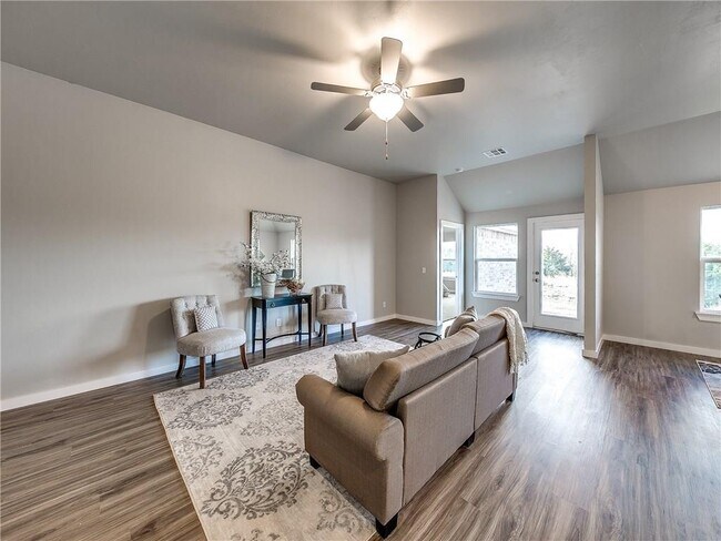 Building Photo - 1270 Lakeview Dr