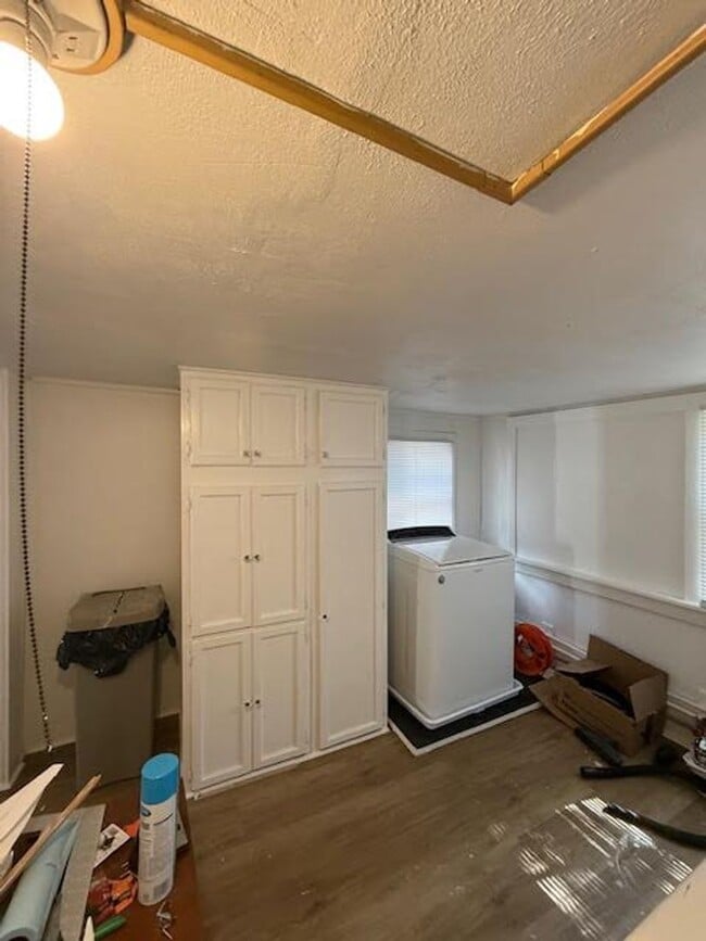 Building Photo - Charming Cottage in the trendy downtown area near Greenfield Lake Park