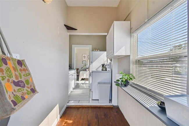 Building Photo - 2445 2nd Ave N