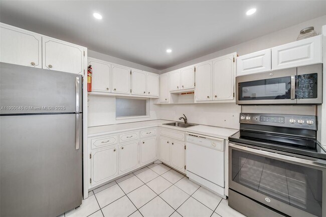 Building Photo - 950 Hillcrest Dr