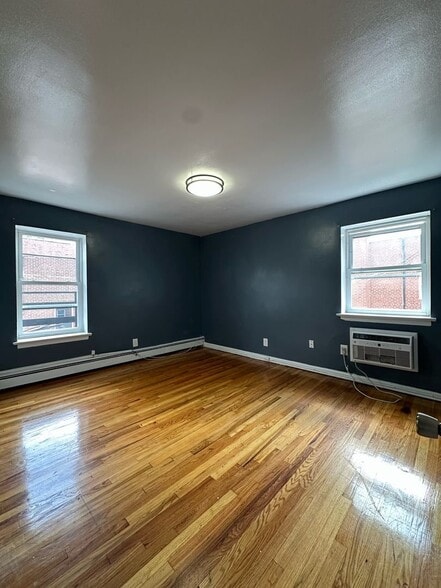 Building Photo - 128 E 7th St