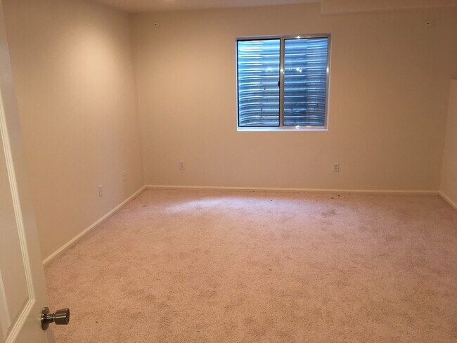 Building Photo - Modern Waneka Lake 4 Bedroom, 3 Bath Prett...