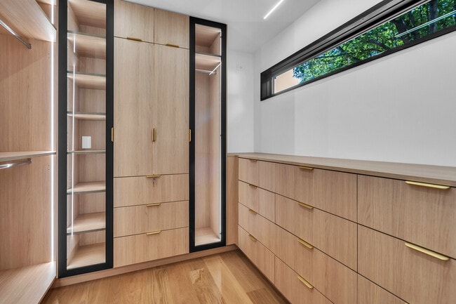 Building Photo - 623 Echo Ln