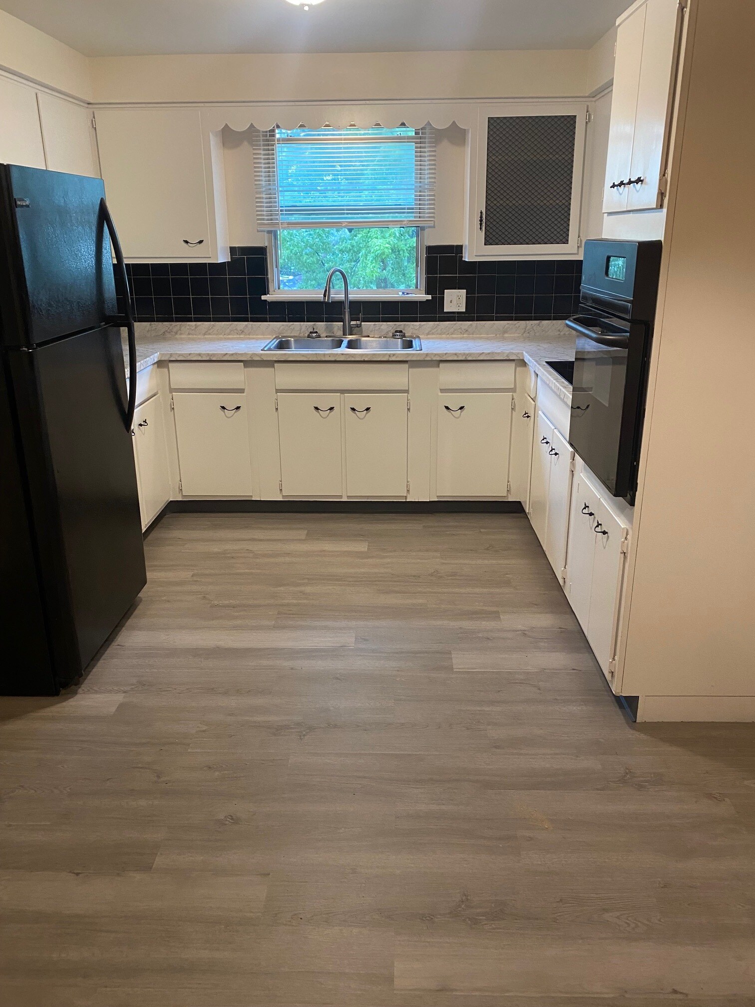 Building Photo - 636 Kenmore Ave