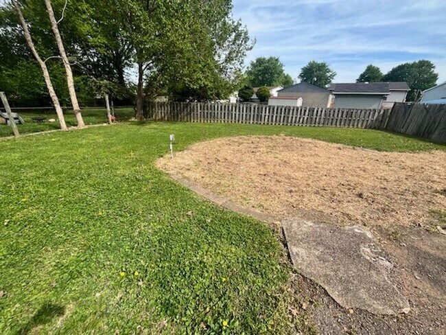 Building Photo - 4BR/1Ba house-Ready to make your new home!