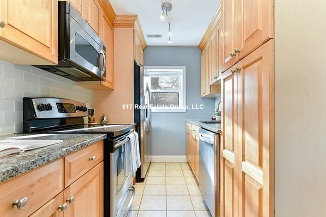 Building Photo - 168 Newton St