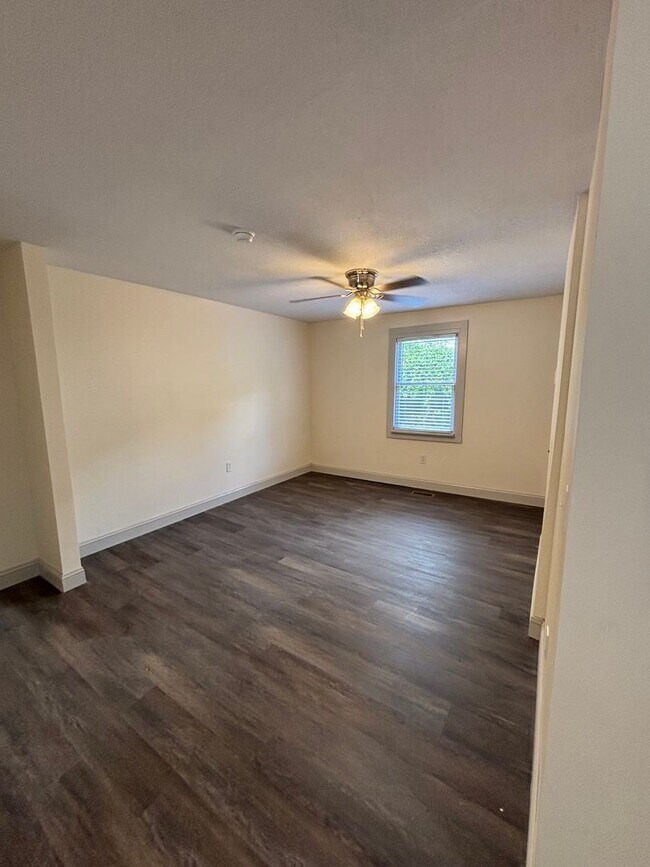 Building Photo - Freshly Renovated 3-Bed, 2-Bath Home Just ...