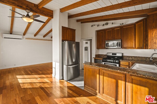 Building Photo - 1231 Montecito Dr