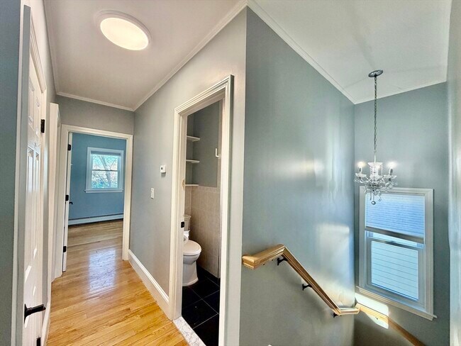 Building Photo - 305 Safford St